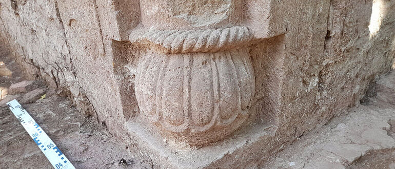 Romanische Säulenbasis in der Hauptapsis der Klosterkirche