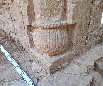 Romanische Säulenbasis in der Hauptapsis der Klosterkirche