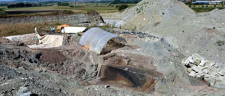 Archäologische Ausgrabungen in Dolinen