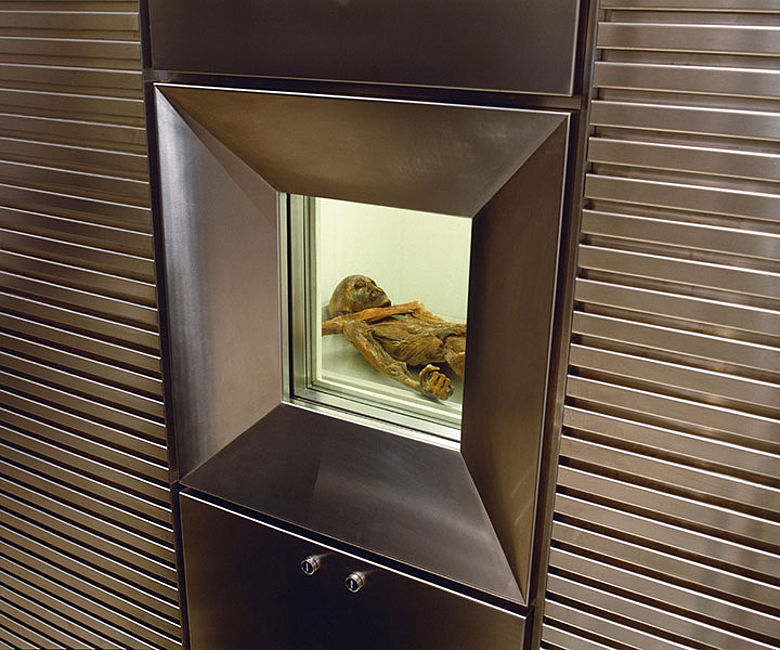 Vitrinenfenster zur Kühlzelle der Mumie vom Hauslabjoch (© Südtiroler Archäologiemuseum)