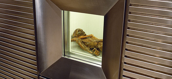 Vitrinenfenster zur Kühlzelle der Mumie vom Hauslabjoch (© Südtiroler Archäologiemuseum)