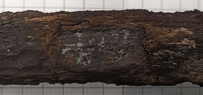 Freigelegte Inschrift auf der Degenklinge