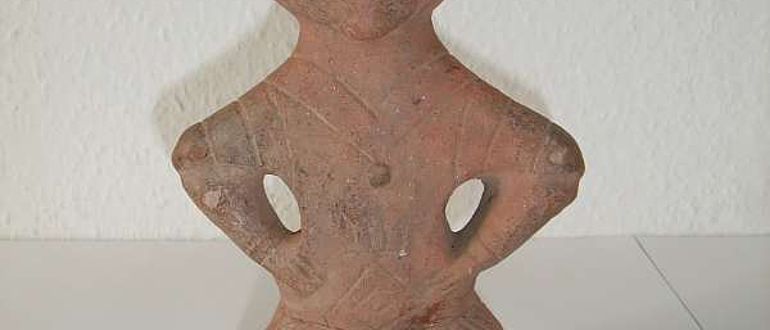 Die "Hyjnesha in Fron" ("Göttin auf Thron") genannte Tonfigur (Quelle: HMWK)