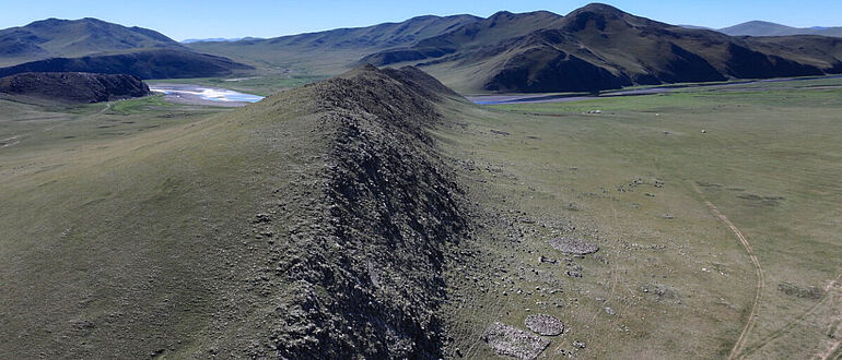 Bronzezeitliches Gräberfeld von Maikhan Tolgoi in der Zentralmongolei