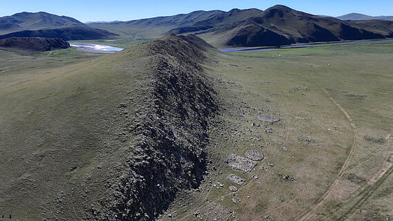 Bronzezeitliches Gräberfeld von Maikhan Tolgoi in der Zentralmongolei