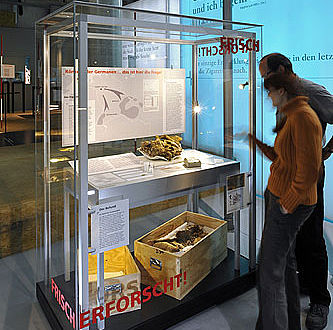 Die Vitrine „Frisch erforscht!" präsentiert aktuelle Forschungsergebnisse aus der westfälischen Archäologie. (Foto: LWL/Stefan Kuhn)