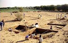 Testschnitte im Tempel, sudanesische und Deutsche Studenten bei der gemeinsamen Arbeit. (Foto: P. Wolf) Testschnitte im Tempel, sudanesische und Deutsche Studenten bei der gemeinsamen Arbeit. (Foto: P. Wolf)
