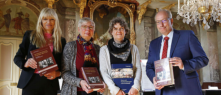 LWL-Kulturdezernentin Dr. Barbara Rüschoff-Parzinger, Kommissionsvorsitzende Prof. Dr. Mechthild Black-Veldtrup, Dr. Aurelia Dickers, Stadtarchäologin von Münster und Vorsitzende der Altertumskommission für Westfalen, und LWL-Direktor Matthias Löb (v.l.)
