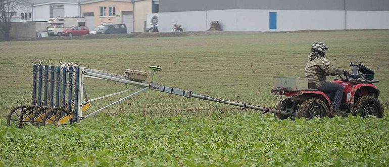 Acht Sensoren für Magnetometrie zieht das Quad hinter sich her