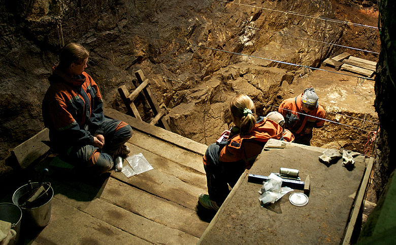 Ausgrabungen in der Denisova-Höhle