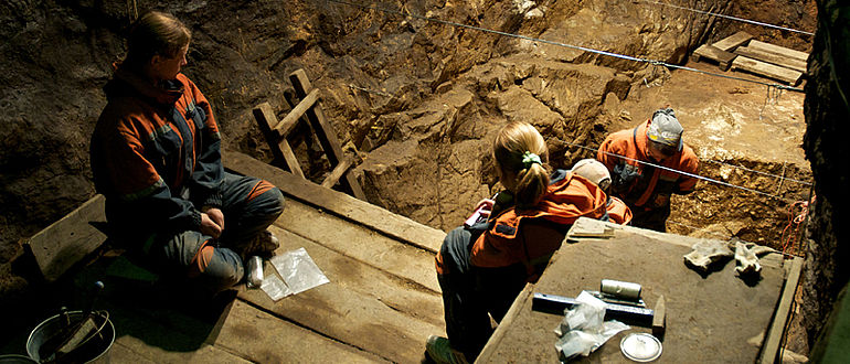 Ausgrabungen in der Denisova-Höhle