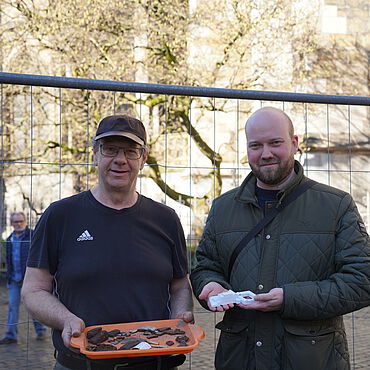 Stadtarchäologe Andreas Schaub und Sven Rachau vom Fachbereich Klima und Umwelt präsentierten die ersten Funde der Grabungen auf dem Münsterplatz Stadtarchäologe Andreas Schaub und Sven Rachau vom Fachbereich Klima und Umwelt präsentierten die ersten Funde der Grabungen auf dem Münsterplatz