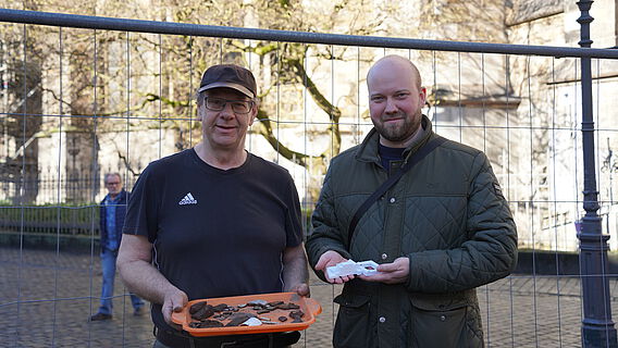 Stadtarchäologe Andreas Schaub und Sven Rachau vom Fachbereich Klima und Umwelt präsentierten die ersten Funde der Grabungen auf dem Münsterplatz