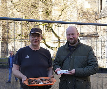 Stadtarchäologe Andreas Schaub und Sven Rachau vom Fachbereich Klima und Umwelt präsentierten die ersten Funde der Grabungen auf dem Münsterplatz
