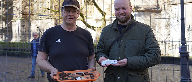 Stadtarchäologe Andreas Schaub und Sven Rachau vom Fachbereich Klima und Umwelt präsentierten die ersten Funde der Grabungen auf dem Münsterplatz