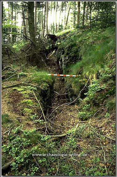 Spätmittelalterlich/frühneuzeitlicher Verhau auf dem Ausbiss des Erzganges Spätmittelalterlich/frühneuzeitlicher Verhau auf dem Ausbiss des Erzganges