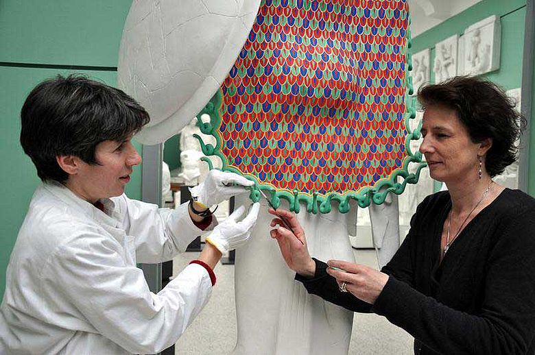 Jorun Ruppel und Dr. Ulrike Koch-Brinkmann bei der Restaurierung der Farbrekonstruktion einer Athena-Statue (Foto: Uni Göttingen)