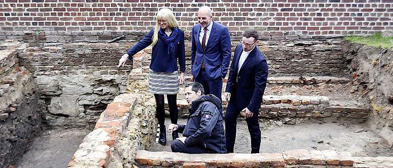 Ließen sich von Wolfram Essling-Wintzer (u.) über die Ausgrabungen auf Burg Hülshoff informieren: Dr. Barbara Rüschoff-Parzinger, Dr. Georg Lunemann und Dr. Jörg Albrecht