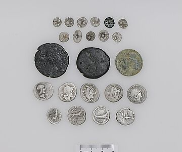 Die 23 Silber- und Bronzemünzen aus keltischer und römischer Zeit sind über 2000 Jahre alt