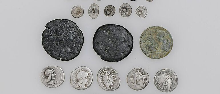 Die 23 Silber- und Bronzemünzen aus keltischer und römischer Zeit sind über 2000 Jahre alt