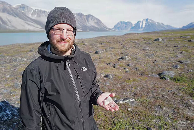 Forscher mit Fundstück