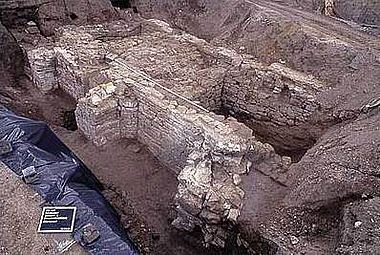 Abb. 5 Fundamente einer steinernen Brücke. © Landesamt für Archäologie Sachsen Abb. 5 Fundamente einer steinernen Brücke. © Landesamt für Archäologie Sachsen