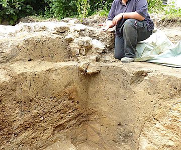 Grabungsleiterin Dr. Eva Manz präsentiert die ersten archäologischen Nachweise aus der Frühzeit der Kaufmannsiedlung