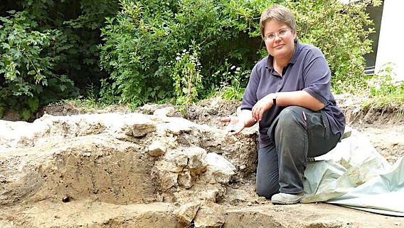 Grabungsleiterin Dr. Eva Manz präsentiert die ersten archäologischen Nachweise aus der Frühzeit der Kaufmannsiedlung