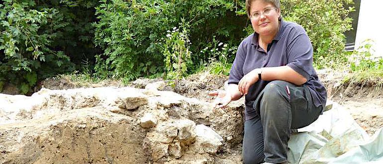 Grabungsleiterin Dr. Eva Manz präsentiert die ersten archäologischen Nachweise aus der Frühzeit der Kaufmannsiedlung