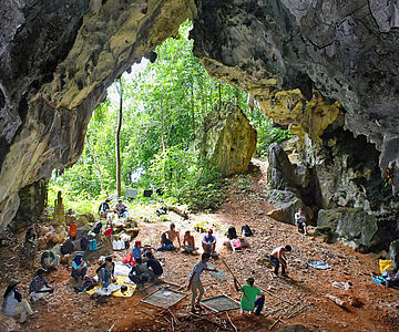 Höhleneingang der Fundstätte Topogaro 2 im Topogaro-Höhlenkomplex im Zentrum der Insel Sulawesi