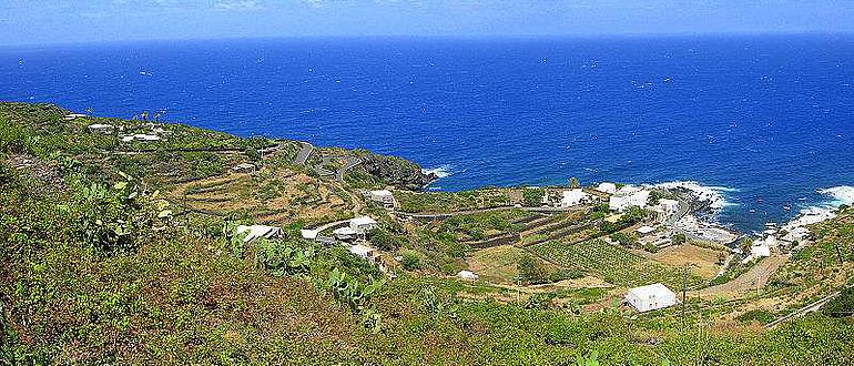 Vor der zwischen Tunesien und Sizilien gelegenen Insel Pantelleria wurde ein Münzschatz aus Bronzemünzen aus dem 3. Jh. v, Chr. geborgen (Foto: Goldmund100 [CC BY-SA 3.0])