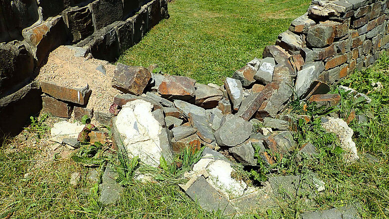 Zerstörte Mauerrekonstruktion am Kleinkastell Nettersheim