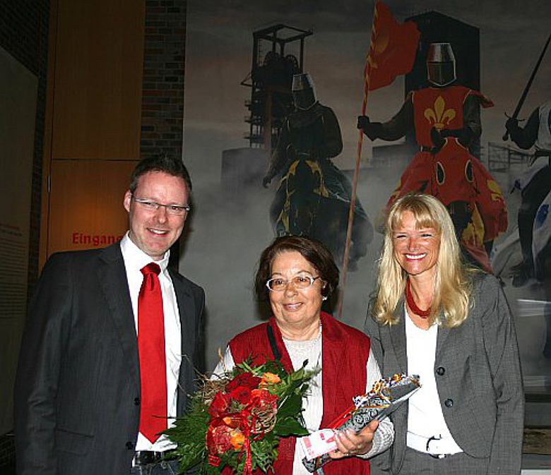 LWL-Kulturdezernentin Dr. Barbara Rüschoff-Thale (r.) und Museumsleiter Dr. Josef Mühlenbrock (l.) begrüßten die 50.000 Besucherin der Ausstellung "Aufruhr 1225!" .