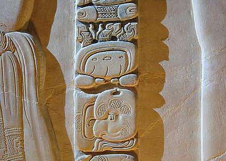 Maya-Relief in einem Tempel in Palenque im mexikanischen Bundesstaat Chiapas