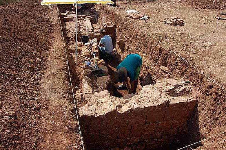 Nur einige Zentimeter unter der Erdoberfläche legten die Archäologen der Universität Jena die massiven Mauern einer römischen Villa frei. (Foto: Dennis Graen/FSU)