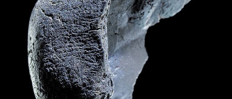 Birkenpech mit Fingerabdruck eines Neandertalers