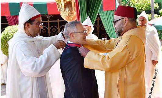 Verleihung des Wissam Al Kafaa Al Fikria-Orden an Jean-Jacques Hublin (m.) durch König Mohamed VI von Marokko (r.)