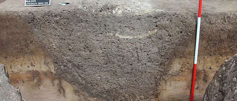 Spitzgräben im Profil