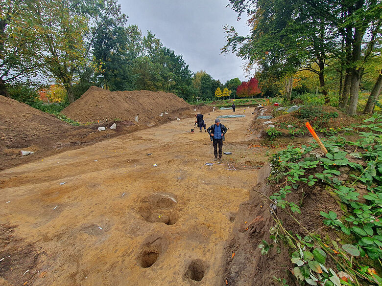 Grabungsfläche mit Raubgrabungslöchern