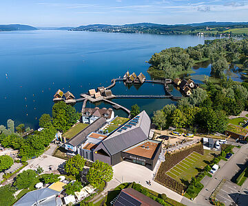 Das Areal des Pfahlbaumuseum Unteruhldingen mit dem neues Museumsgebäude im Vordergrund. Foto: Achim Mende
