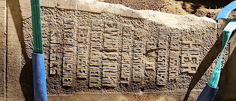 Bei der deutschen Inschrift des Obelisken ist der Begriff "Ermordet" vor dem Vergraben bereits beschädigt worden
