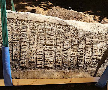 Bei der deutschen Inschrift des Obelisken ist der Begriff "Ermordet" vor dem Vergraben bereits beschädigt worden