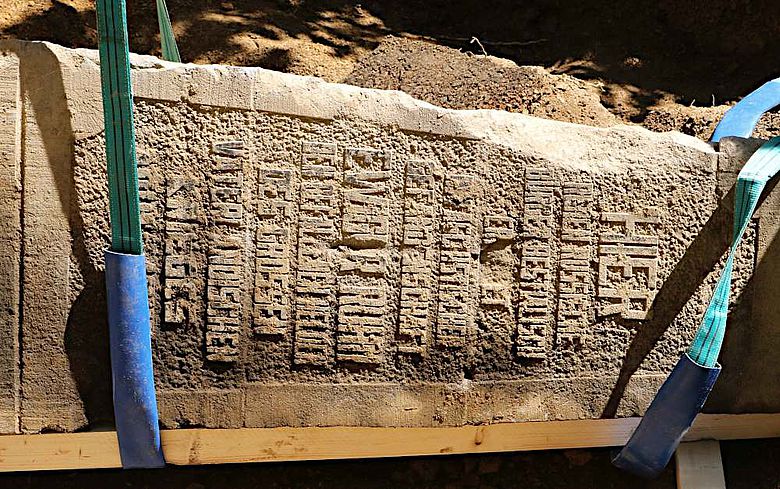 Bei der deutschen Inschrift des Obelisken ist der Begriff "Ermordet" vor dem Vergraben bereits beschädigt worden