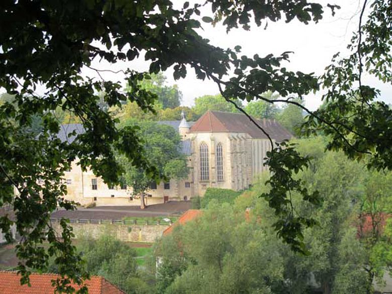 Die Dalheimer Klosteranlage im Jahr 2010 mit der spätgotischen Klosterkirche. (Foto: LWL/Maria Tillmann)