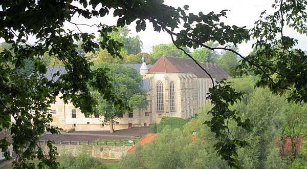 Die Dalheimer Klosteranlage im Jahr 2010 mit der spätgotischen Klosterkirche. (Foto: LWL/Maria Tillmann)