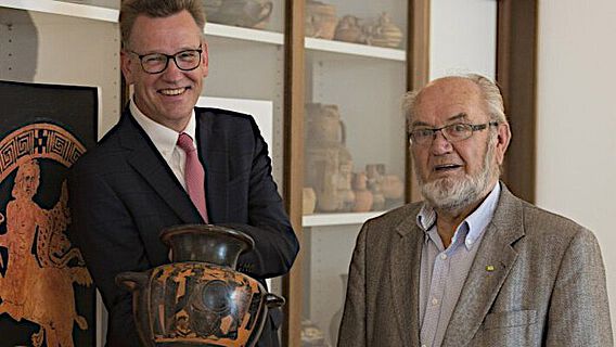 Rektor Prof. Dr. Johannes Wessels (l.) dankte dem Sammler Dr. Dietmar Jordan für die großzügige Stiftung