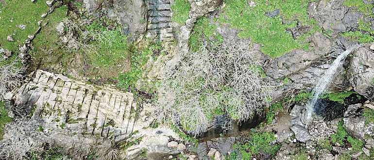 Saisonaler Wasserfall mit Haupttreppe und Wadi