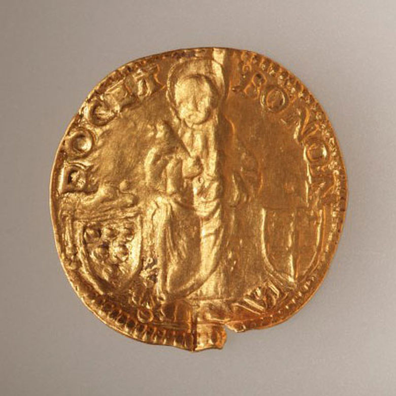 Goldmünze aus Zug: Heiliger Petrus zwischen dem Wappen der Stadt Bologna und dem Medici-Wappen. Quelle: Kantonsarchäologie Zug
