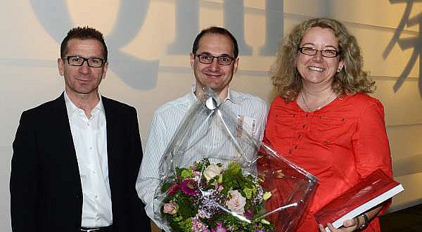 Museumsdirektor Jakob Messerli mit dem 100.000. Besucher Marco Schönenberger und dessen Frau. (© Bernisches Historisches Museum, Bern. Foto Christine Moor)