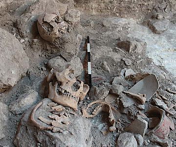 Massengrab von Uxul während der Ausgrabungen im Jahr 2013